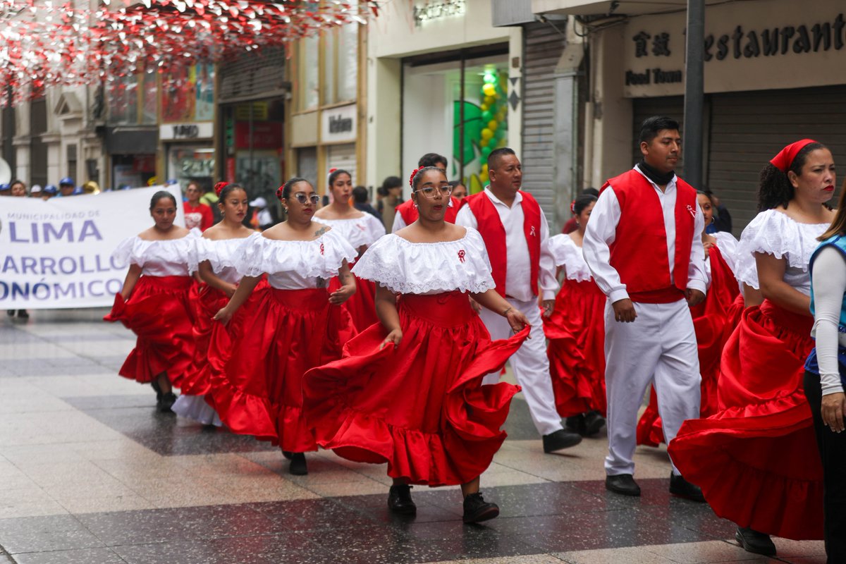 MuniLima's tweet image. La Gran Caravana de la Peruanidad recorri贸 el centro de Lima por Fiestas Patrias
Decenas de participantes llenaron de tradici贸n el jir贸n de la Uni贸n con m煤sica y cultura. El recorrido culmin贸 con una activaci贸n art铆stica en la Plaza Mayor, celebrando el orgullo de聽ser聽peruanos.