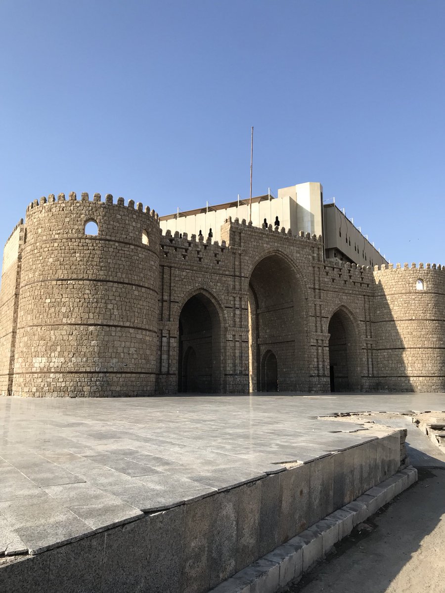 #مساء_الخير_والسعاده ..🌹

يا جدةَ الحُسنِ .. يا عشقَ الطفولةِ والهوى
ويا نَفَسًا في القلبِ ما زالَ .. ما انطفى

ذكراكِ في “البلدِ” الطيّبِ الوَجْه والمَدى
وفي دربِه العَطِرِ ما خفَّ صَوتُ الصَفَا
———-
📸 #تصويري لباب مكة / #جدة