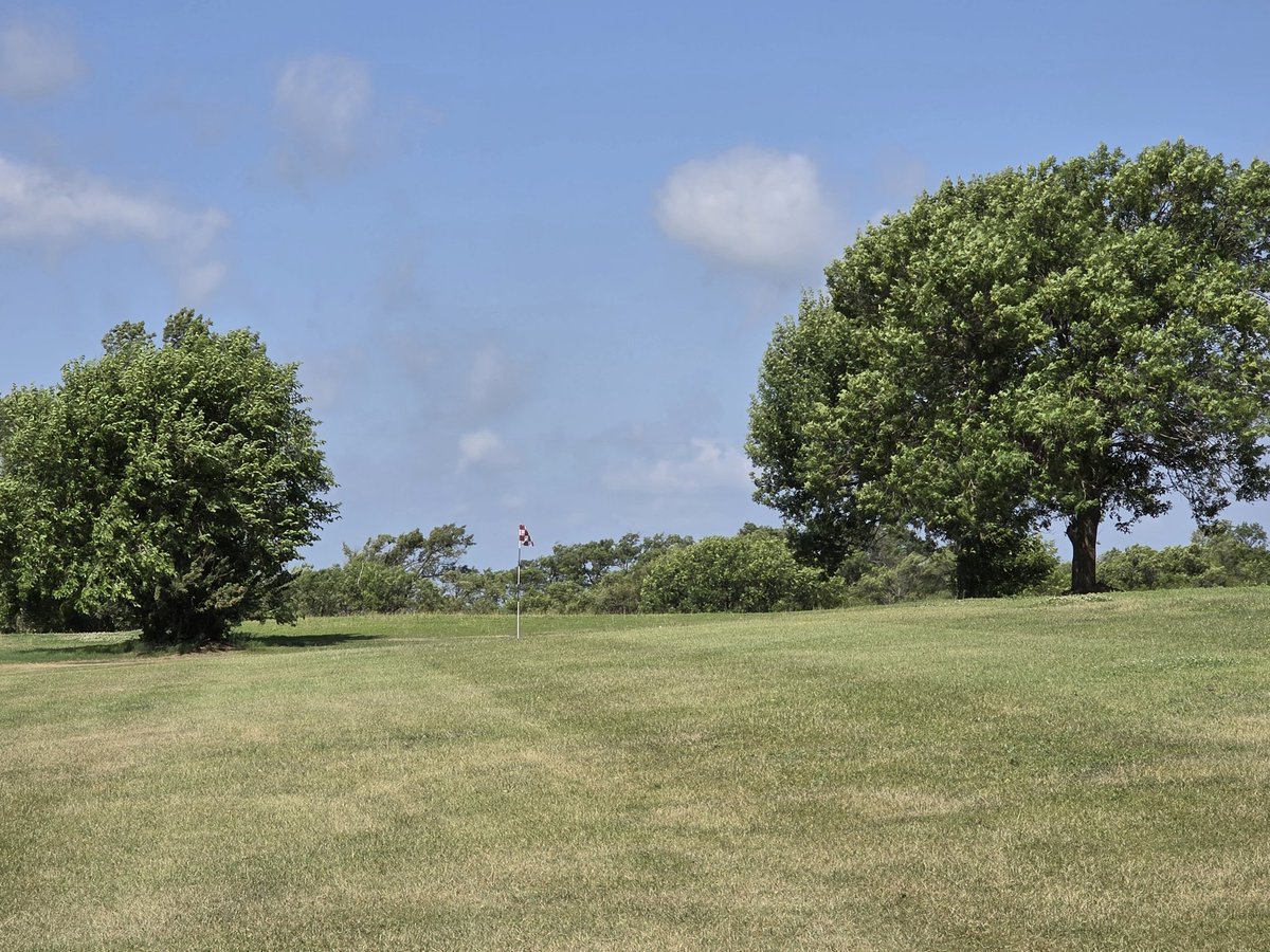 OrsonRosas's tweet image. Prairie Hills Golf Course, Mission, SD
Located not far north of the a Nebraska border, it won't make anyone's Top 100 list.
But I enjoyed having dozens of acres to myself for a couple hours on this small-town golf course.