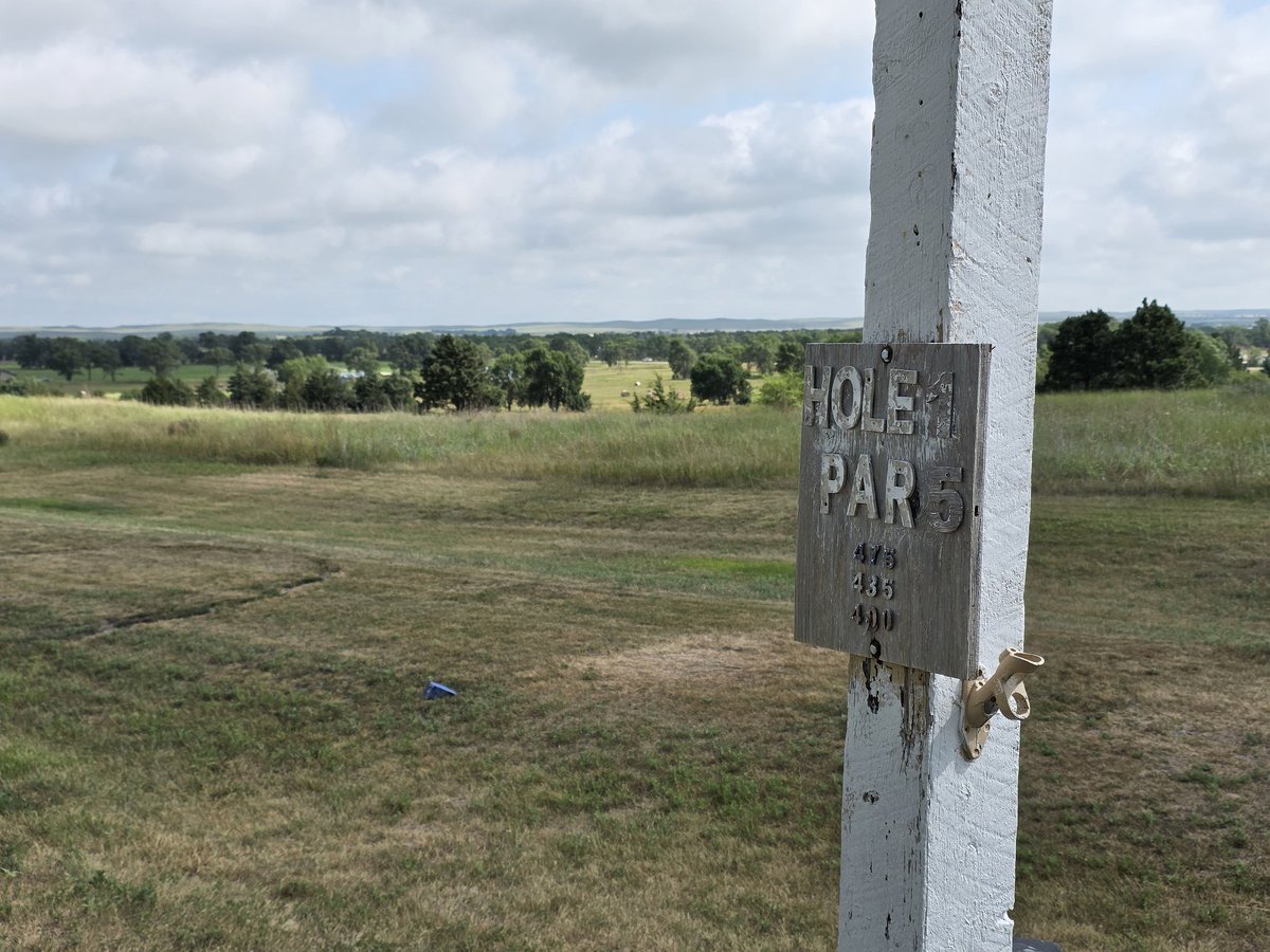 OrsonRosas's tweet image. Prairie Hills Golf Course, Mission, SD
Located not far north of the a Nebraska border, it won't make anyone's Top 100 list.
But I enjoyed having dozens of acres to myself for a couple hours on this small-town golf course.