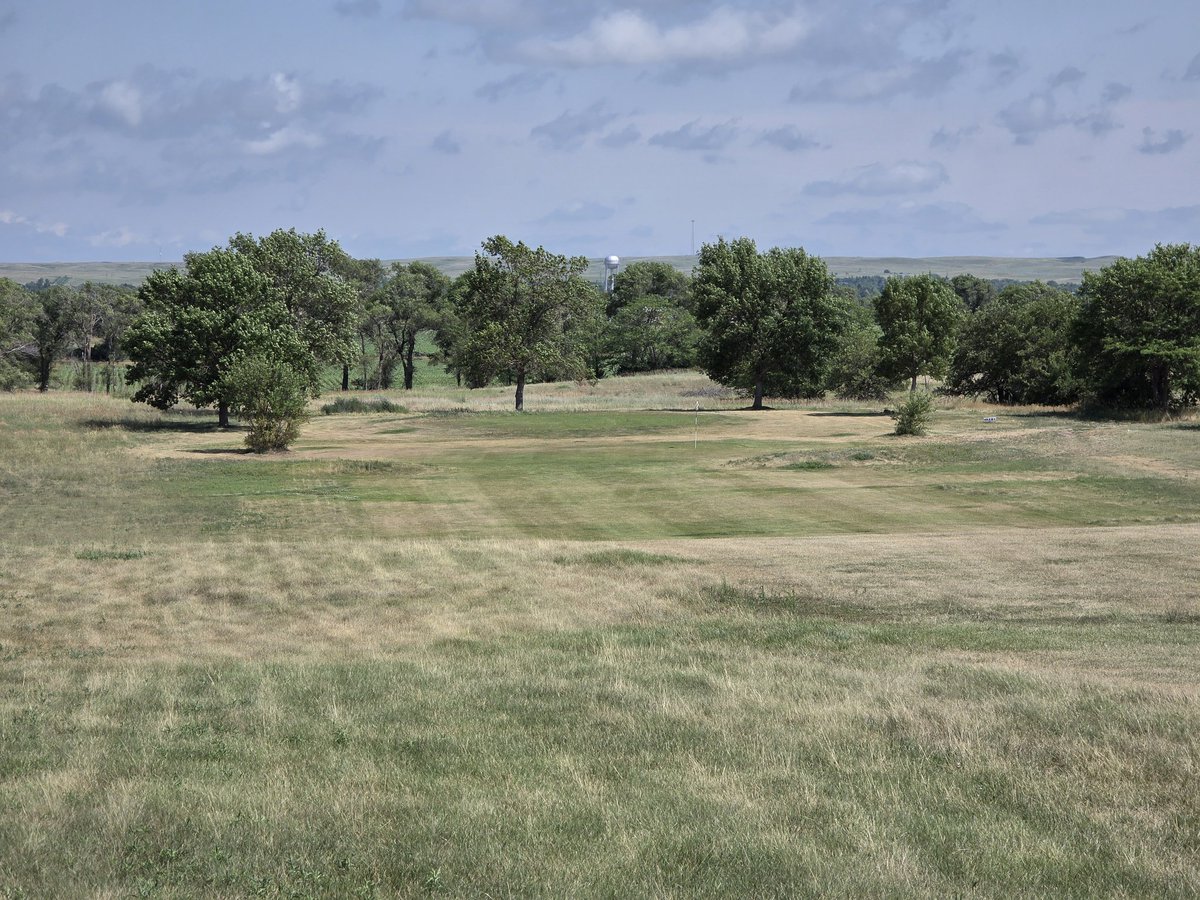 OrsonRosas's tweet image. Prairie Hills Golf Course, Mission, SD
Located not far north of the a Nebraska border, it won't make anyone's Top 100 list.
But I enjoyed having dozens of acres to myself for a couple hours on this small-town golf course.
