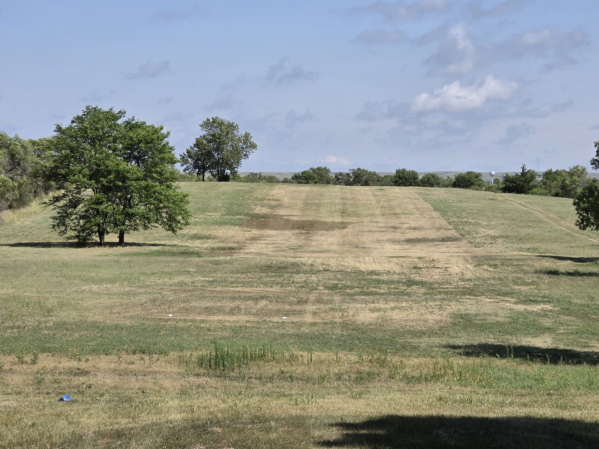 OrsonRosas's tweet image. Prairie Hills Golf Course, Mission, SD
Located not far north of the a Nebraska border, it won't make anyone's Top 100 list.
But I enjoyed having dozens of acres to myself for a couple hours on this small-town golf course.