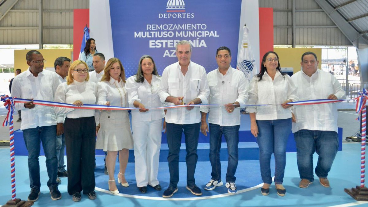 El presidente Luis Abinader encabezó la entrega oficial de dos pabellones multiuso totalmente remozados en los municipios de Las Charcas y Estebanía de Azua, como parte del plan de rehabilitación de instalaciones deportivas que ejecuta el Gobierno en todo el país.
