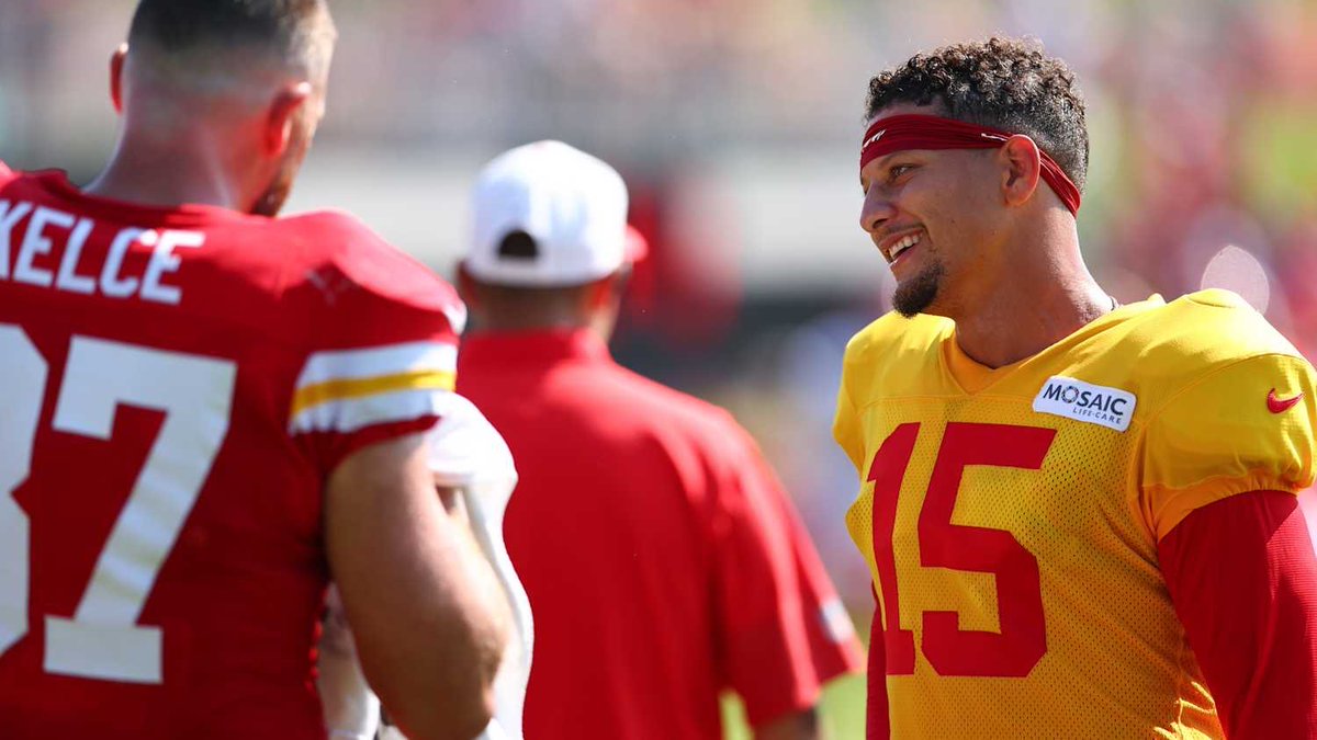nodwmisensee's tweet image. o mahomes tá apaixonado no visual novo do travis