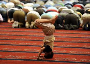 Rasûlullah ﷺ şöyle buyurdu: 

"Ortalık kargaşa içindeyken ibadet etmek, bana hicret etmek gibidir." (Müslim, Fiten 130)