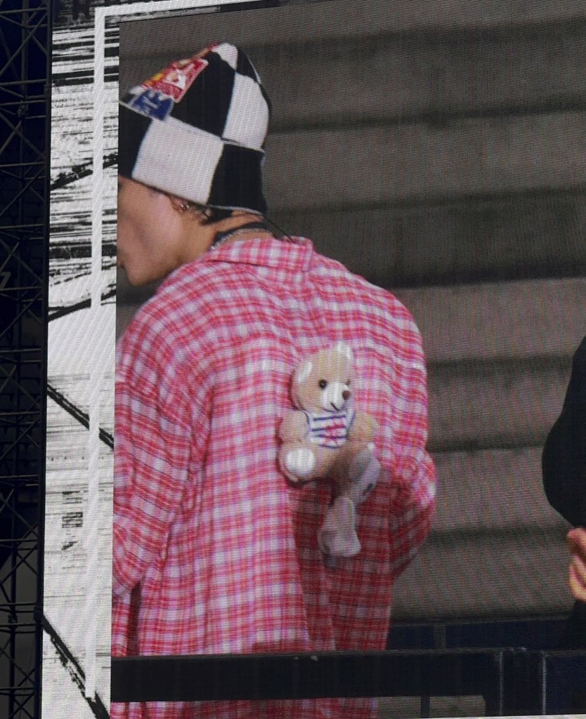 chocofefi's tweet image. HYUNLIX WEARING MATCHING TANK-TOPS, MATCHING BLUE & RED SHIRTS AND MATCHING TEDDY BEARS ?!?!?!?!?!? πππππ YOU CANβT MAKE THIS SHIT UP