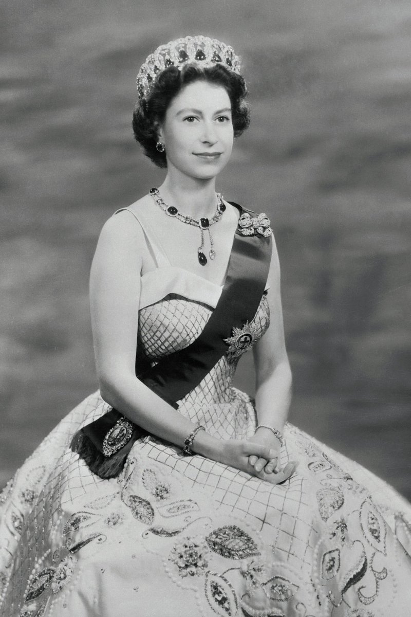 UnamunoAgain's tweet image. Isabel II la española     Isabel II la inglesa