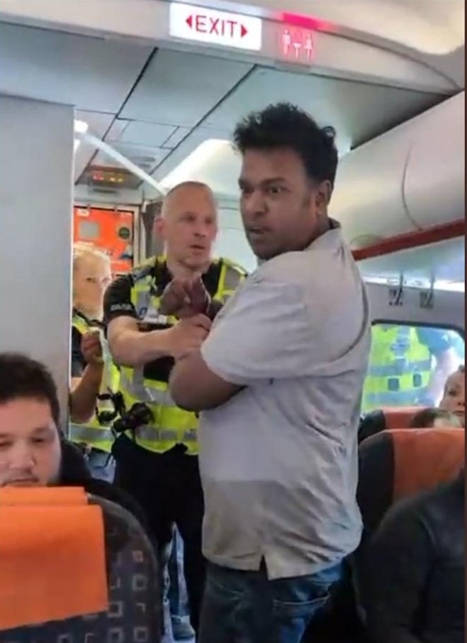 BIG NEWS 🚨 EasyJet flight from London Luton to Glasgow was forced to make an emergency landing after a passenger made threats mid-air.

The man was also shouting Islamic slogans.

He emerged from the toilet at the rear of the aircraft, raising his hands and yelling slogans
