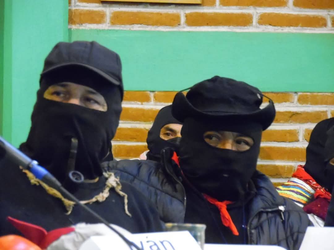 radiopozol's tweet image. VIII.- EL COMÚN CONTRA LAS CAJAS MORTALES Y LAS PIRÁMIDES.
Una asamblea de jefas, jefes y jefoas.
#Chiapas #México #EZLN
"Ahora les une un propósito común: dar de entender a otras geografías, modos, géneros, lenguas, generaciones, el cómo...
enlacezapatista.ezln.org.mx/2025/07/27/vii…