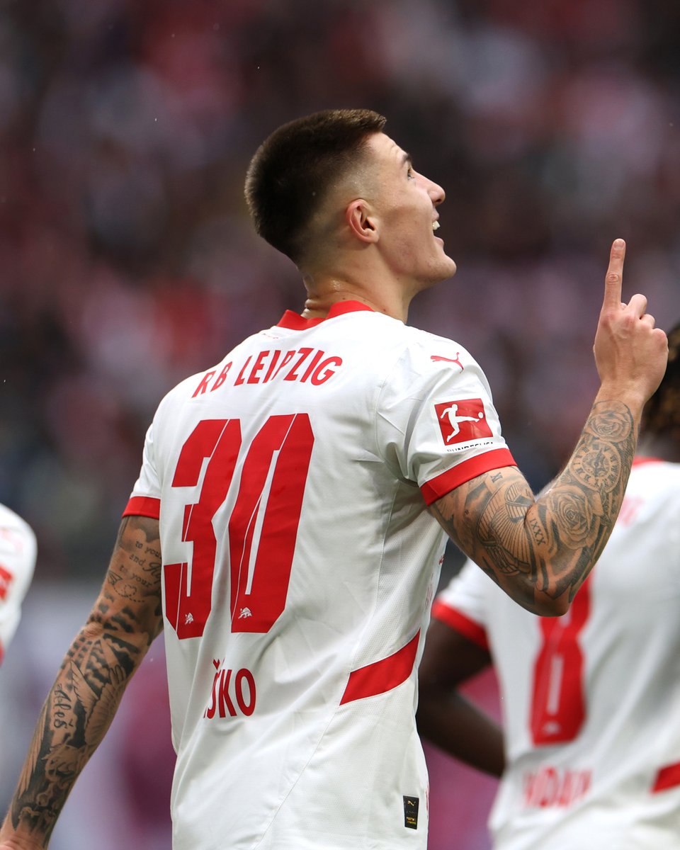 TheUTDHQ's tweet image. 🚨 NEW: Benjamin Sesko‘s camp is in talks with Newcastle. Manchester United cannot yet be ruled out – they are still in the race. 

[@philipphinze24, @SkySportDE]