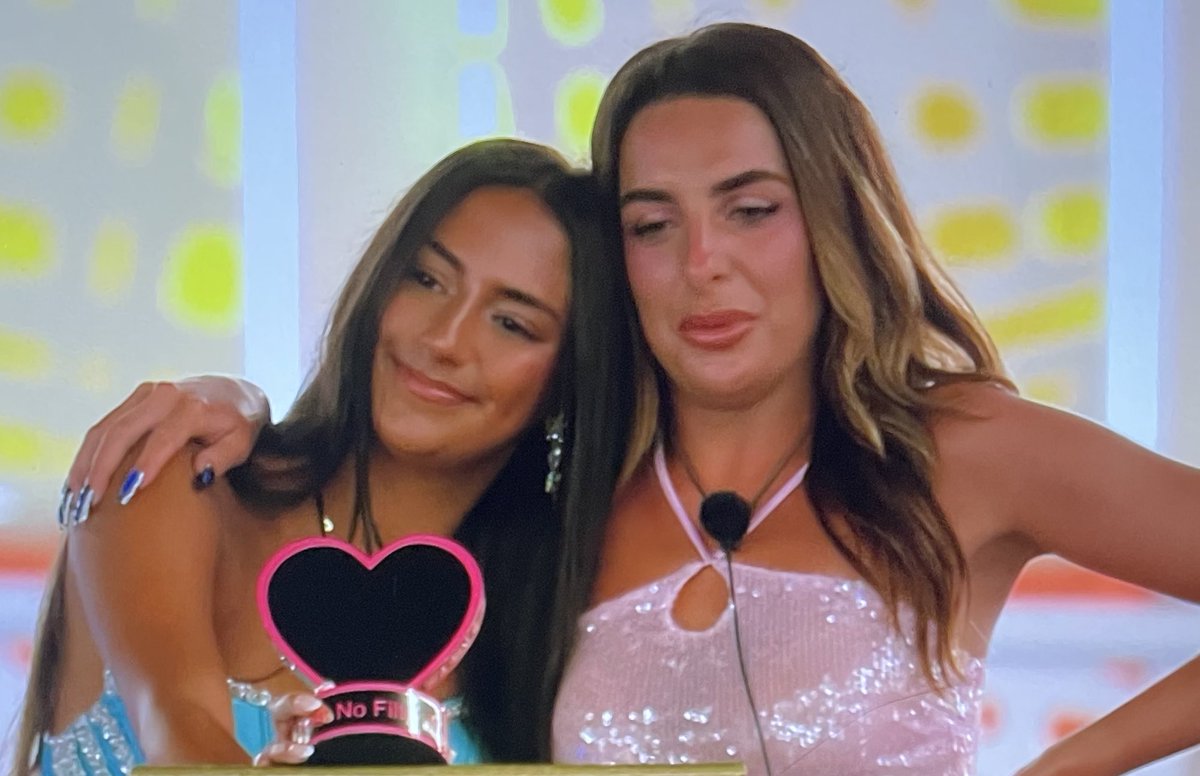 girlypops77's tweet image. Toni saying that Shakira is perfect and has so much love for her 💗 THE BEST THING THATS COME OUT THIS SEASON FR #loveisland #LoveIslandUK