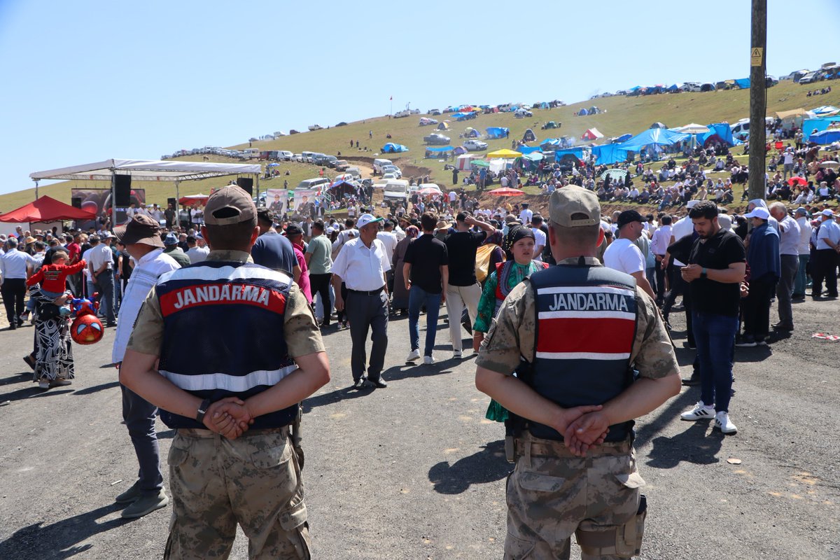 Ghanevalilik's tweet photo. 🇹🇷 Gümüşhane’nin Kürtün İlçesi Kazıkbeli Yaylası’nda 27 Temmuz 2025 tarihinde gerçekleştirilen Yayla Şenliği, yoğun katılımla coşkulu bir şekilde icra edildi.

🚗🧍 Yaklaşık 6.000 araç ve 20.000 e yakın vatandaşımızın katıldığı etkinlikte, vatandaşlarımızın güvenliğini sağlamak amacıyla Gümüşhane İl Jandarma Komutanlığımız tarafından gerekli tüm emniyet tedbirleri titizlikle alınmıştır.

✅ Vatandaşlarımızın huzur ve güven içinde etkinliği takip edebilmesi için alanda trafik düzeni, asayiş ve yönlendirme hizmetleri aksatılmadan yürütülmüştür.