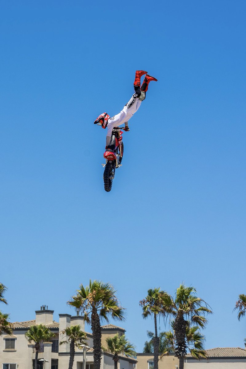 StarkFutureBike's tweet image. Stark hits the beach 🏖⚡️
Wyo Fontenot took the win in the mini whip comp proving once again that electric can fly.
The Varg made waves at the US Open of Surf in Huntington Beach, throwing down high flying FMX action right on the sand.
#StarkVARG #FMX