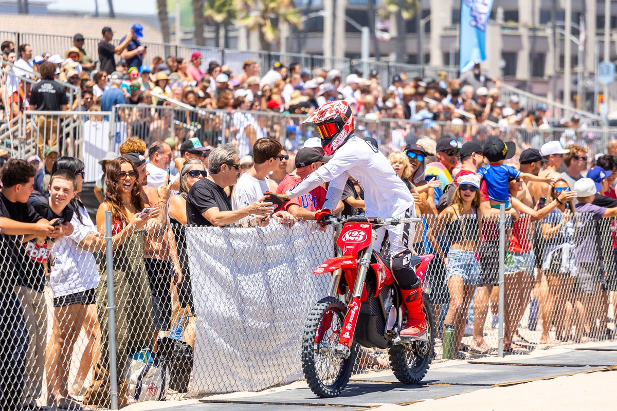 StarkFutureBike's tweet image. Stark hits the beach 🏖⚡️
Wyo Fontenot took the win in the mini whip comp proving once again that electric can fly.
The Varg made waves at the US Open of Surf in Huntington Beach, throwing down high flying FMX action right on the sand.
#StarkVARG #FMX
