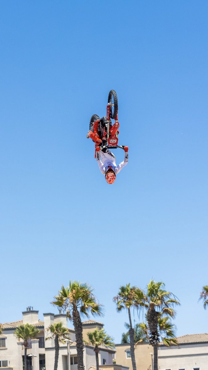 StarkFutureBike's tweet image. Stark hits the beach 🏖⚡️
Wyo Fontenot took the win in the mini whip comp proving once again that electric can fly.
The Varg made waves at the US Open of Surf in Huntington Beach, throwing down high flying FMX action right on the sand.
#StarkVARG #FMX