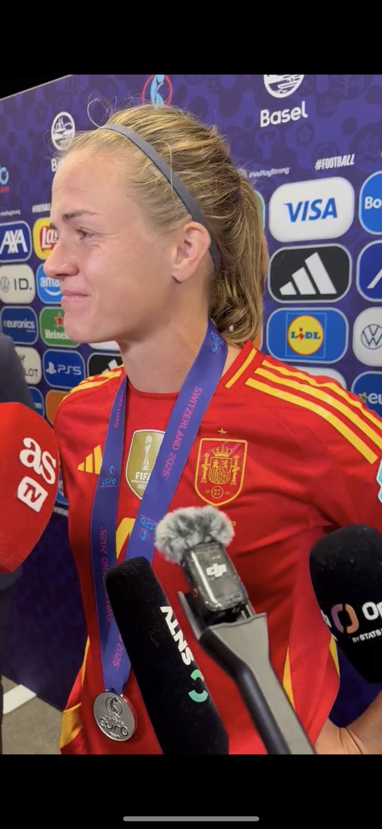 Irene Paredes: “Nos merecíamos más, pero no pienso quitarme la medalla del cuello. Le doy mucho valor”.