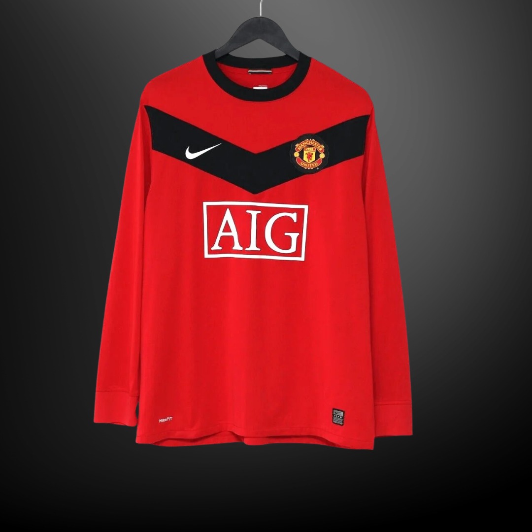 TouchlineX's tweet photo. 🚨 𝗦𝗨𝗥𝗩𝗘𝗬: The first player I think of when I see this shirt is: 

 ___________________________' https://t.co/YtHcxuf8pl