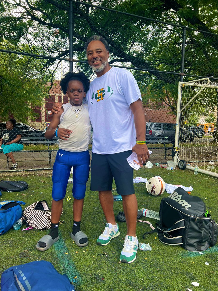 NoNoD_5 (@nonod_5) on Twitter photo Good practice today & good conversation with <a href="/CoachSmith_HC/">Coach Tim Smith</a> <a href="/HC_Football/">Holy Cross Football</a>
#GoKnights 🟢🟡 Good practice today & good conversation with <a href="/CoachSmith_HC/">Coach Tim Smith</a> <a href="/HC_Football/">Holy Cross Football</a>
#GoKnights 🟢🟡