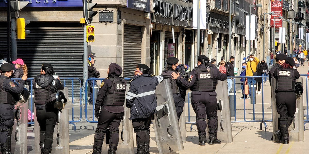 thurrott's tweet image. 😱 Drama in Mexico City: Gringo, go home! dlvr.it/TM8Bh7