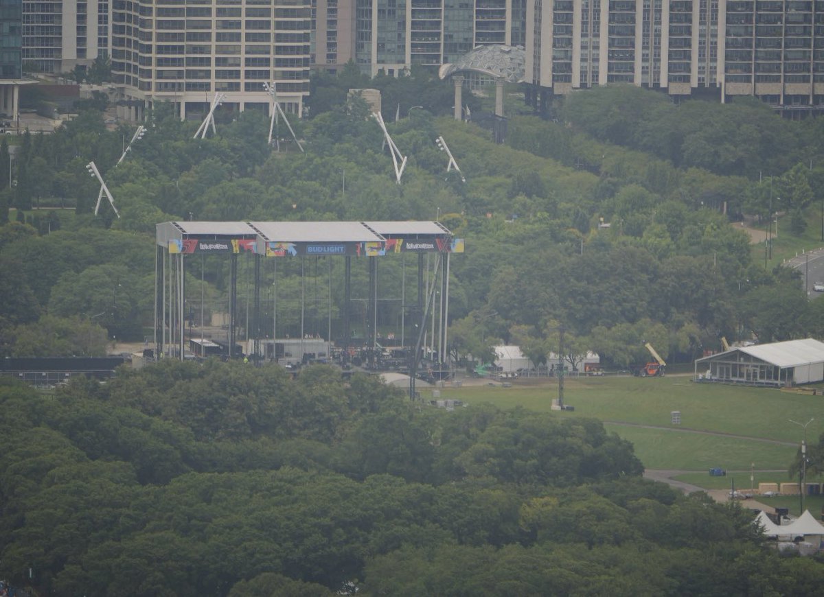 thisisforwtour's tweet image. The Lollapalooza’s BUD LIGHT stage, where TWICE will headline this weekend, is now being built!!!
#Lollapalooza2025 #TWICEPALOOZA