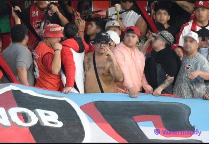 LeprosoTuiteroo's tweet image. Ese es Cascarita Ramirez, un sina que paro en los fierros de Newell’s el domingo. Lo cagaron a tiros pero todavía está con vida.
Mas allá de todos los confilictos qué hay en ambos lados es impresionante como los narcos se apoderaron de los clubes.