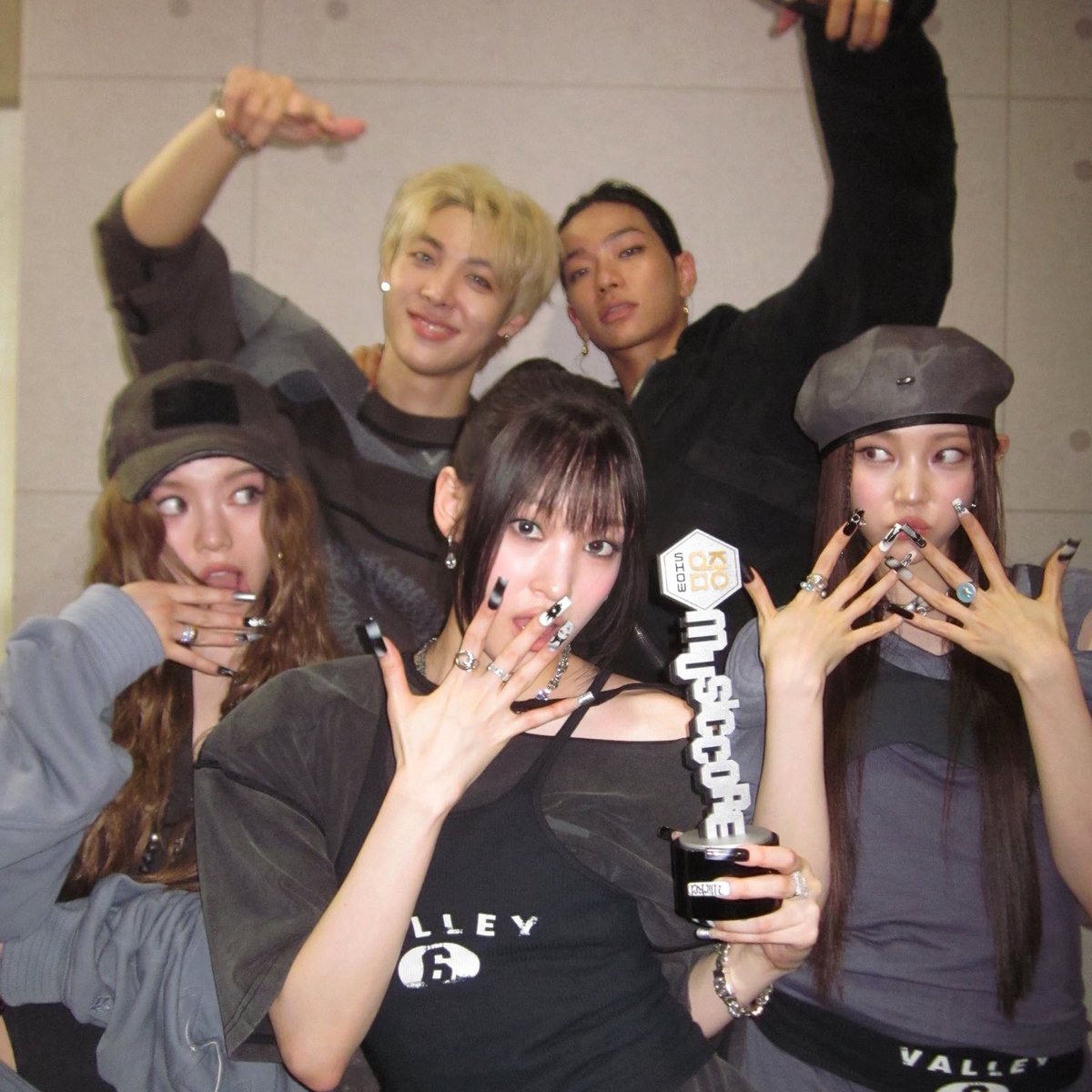 chartsadp's tweet image. [INFO] @ALLDAY_PROJECT #ANNIE expressed that when ALLDAY PROJECT first got introduced, the reception wasn’t all good. So despite their gratitude, the members were somewhat disappointed &amp;amp; confused on what the future held. 

#ALLDAYPROJECT #올데이프로젝트