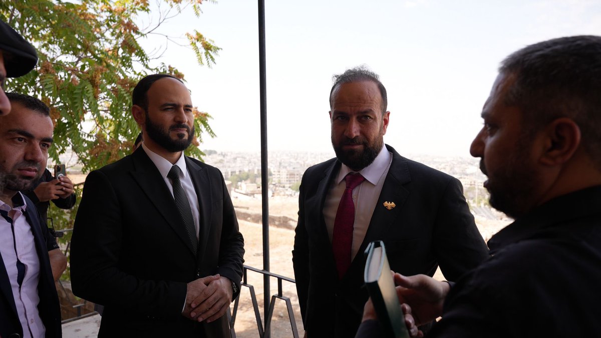 AleppoGov1's tweet image. خلال زيارته إلى #حلب، التقى وزير الإعلام د. حمزة المصطفى بعدد من الإعلاميين، مؤكداً أهمية التواصل المباشر لتطوير الأداء المهني ومواجهة التحديات.
شدد على دور الإعلام المحلي في مكافحة التضليل وتعزيز التعددية.
كما تفقد مبنى الإذاعة والتلفزيون ومديرية الإعلام.
#محافظة_حلب