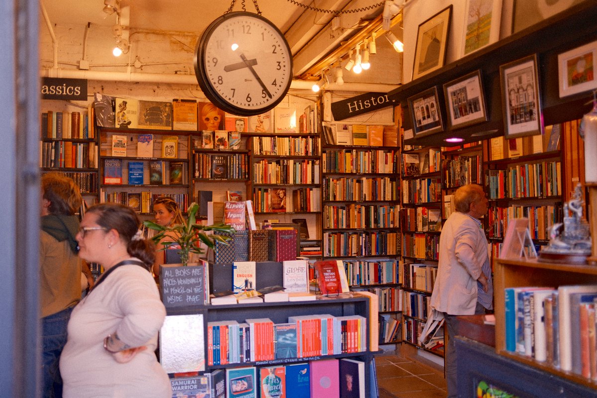 Dollgrafiya's tweet photo. Neat little bookshop in Camden Market https://t.co/QVfDwSZMmN