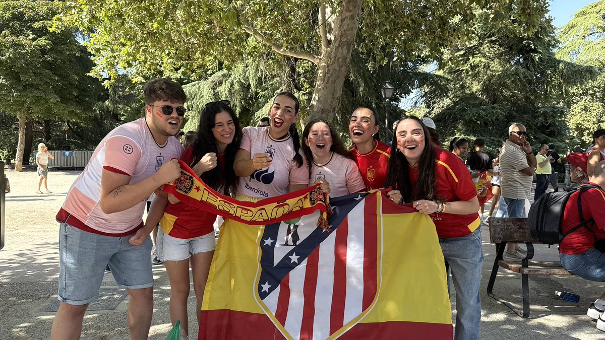 FutFemIberdrola's tweet image. Alexia tenía razón...
QUÉ GRAN FAMILIA VA A ESTAR APOYANDO HOY 🙌🏼💚
