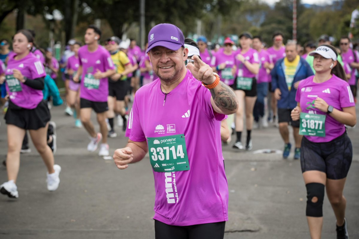 Bogota's tweet image. #AEstaHora más de 42.000 personas participan en la Media Maratón de Bogotá. Los atletas recorren con orgullo las calles de Bogotá, mi ciudad, mi casa porque aquí disfrutamos y apoyamos el deporte.