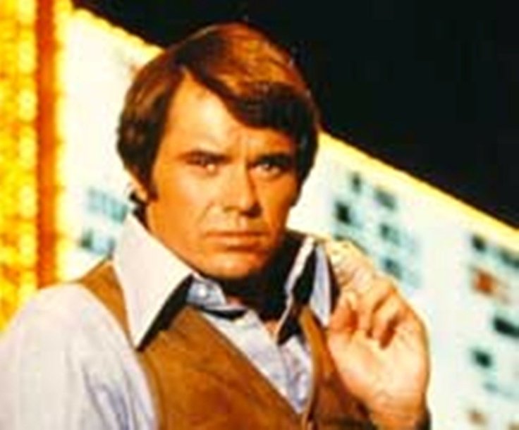 Lualvarez's tweet image. Lo mejor que me pasó hoy es descubrir que una serie que me encantaba de chica, Vegas, donde el detective Dan Tanna me parecia fascinante, tambien fue una creación de Michael Mann, el mismo de Division Miami. Con lo poco que me alegro. De paso ví un capitulo.