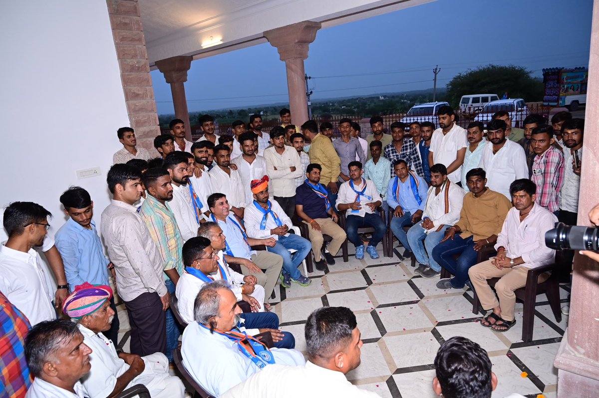 एनएसयूआई बालोतरा जिलाध्यक्ष का दायित्व मिलने के बाद आज मध्यप्रदेश कांग्रेस प्रभारी, पूर्व केबिनेट मंत्री, बायतु विधायक एवं हमारे मार्गदर्शक आदरणीय श्री हरीश चौधरी जी से बायतू ढाणी पर मुलाकात कर आशीर्वाद एवं संगठनात्मक मार्गदर्शन प्राप्त किया।

इस अवसर पर चोहटन के पूर्व विधायक