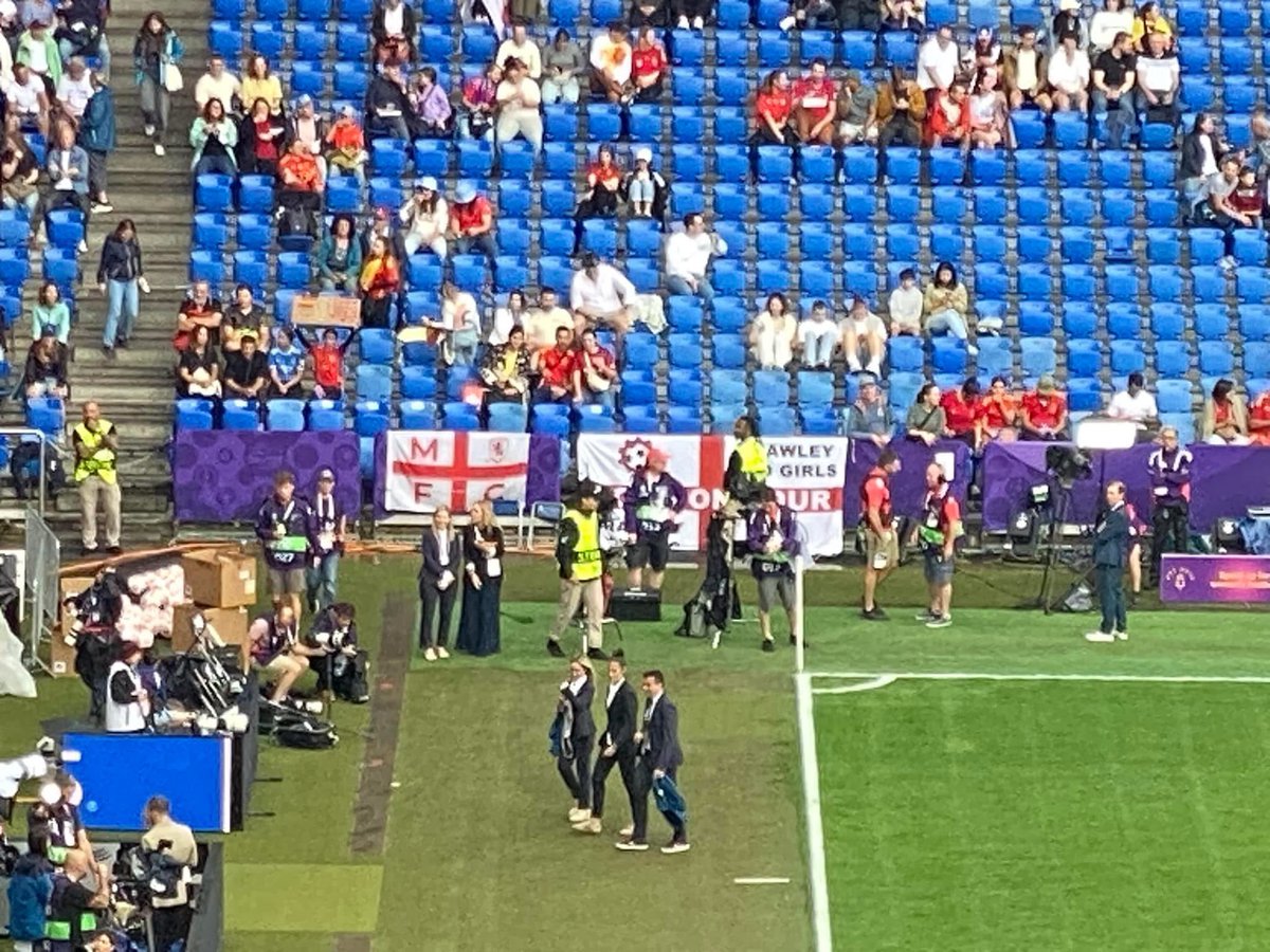 The flag is up thanks to <a href="/kerryofthereads/">kerryofthereads</a> &amp; <a href="/Kazbar100/">🇬🇧🇺🇸 Kaz 🌞🌞</a> for the photo! 🏴󠁧󠁢󠁥󠁮󠁧󠁿 

COME ON ENGLAND! 🏴󠁧󠁢󠁥󠁮󠁧󠁿