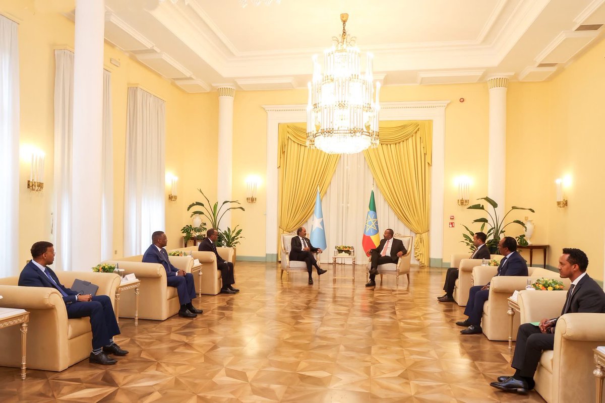 Honbarre's tweet photo. The President of Somalia, H.E. Hassan Sheikh Mohamud, met with Ethiopian PM H.E. Abiy Ahmed in Addis Ababa during the UN Food Systems Summit. They discussed regional security and emphasized joint efforts in combating terrorism.
#UNFoodSystemsSummit #Somalia #Ethiopia https://t.co/8u7QrxzuFb