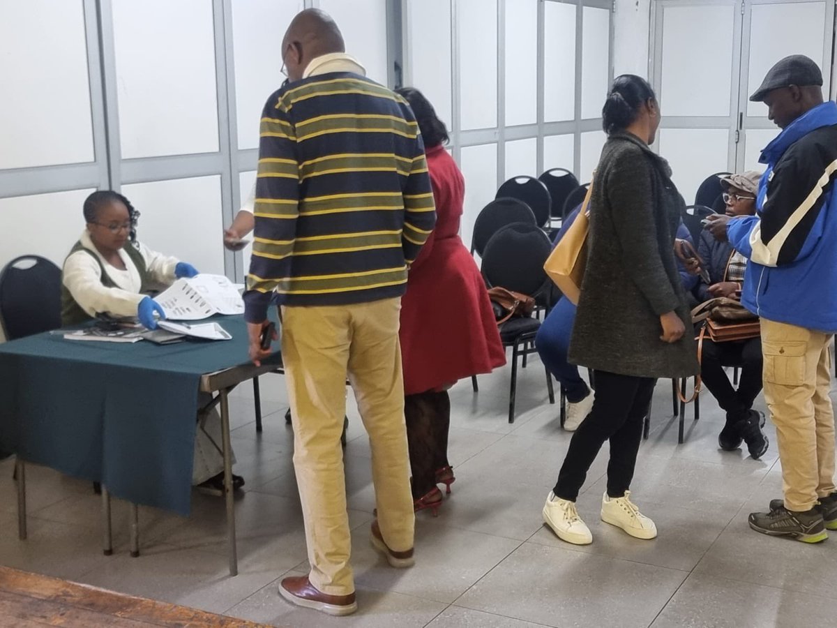 The Kenya High Commission, led by Deputy Head of Mission Amb. Sunya Orre, provided mobile consular services and held a town hall meeting with Kenyans in Kimberley, Northern Cape Province. Community members shared constructive suggestions on how the Mission can better support them