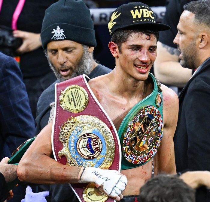 BOXRAW's tweet image. 👑 Current light-middleweight World Champions:

🏆 Sebastian Fundora 
🏆 Terence Crawford 
🏆 Xander Zayas
🏆 Bakhram Murtazaliev

🔥 Which fights would you like to see next? #ZayasGarcia