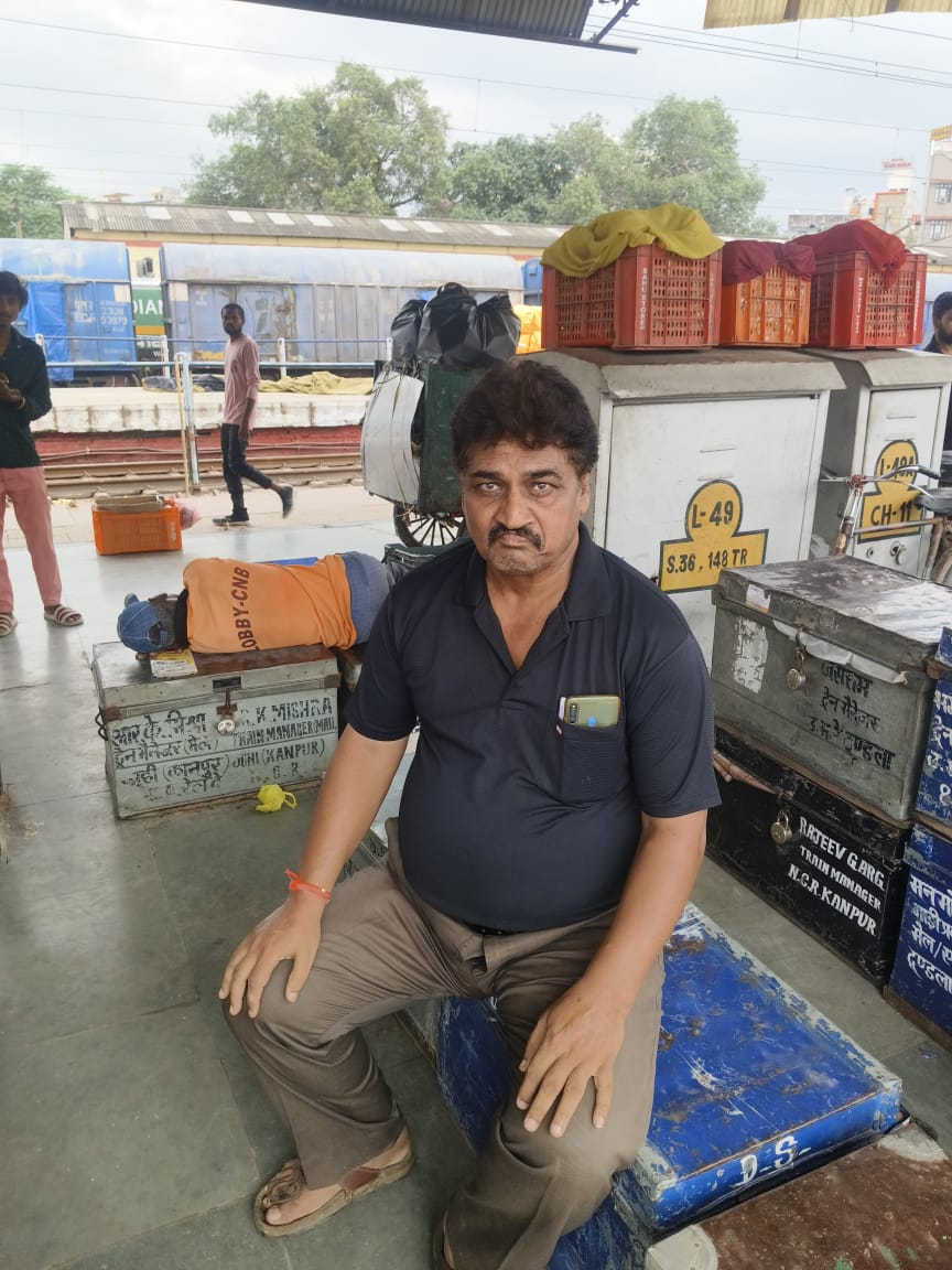 SenBaijnath's tweet image. दिनांक 26/07/25 को कानपुर सेंट्रल के प्लेटफार्म नंबर 4/5 पर रेलवे टीटी को चेकिंग के दौरान करीब 12 बजे रेलवे के ग्राउंडेड स्टाफ अशोक कुमार पांडे जो कि नशे में धुत थे उन्होंने दो अन्य बक्सा पोर्टर के साथ मिलकर बेरहमी से पीटा साथ ही टीटी के जेब से 6400 रूपए का रेलवे धन भी निकाल…