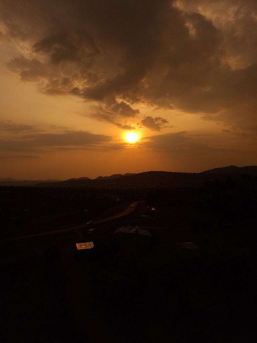 giddy_terer's tweet image. Serving the day&apos;s sunset 🌇