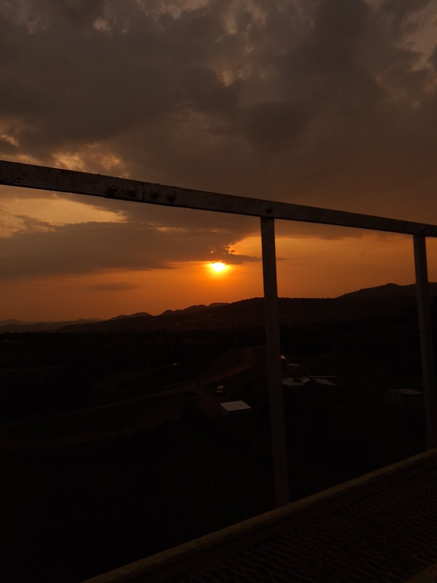 giddy_terer's tweet image. Serving the day&apos;s sunset 🌇