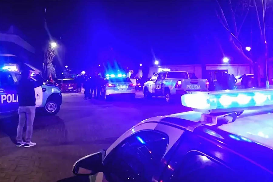 ANDigitalOK's tweet image. #inseguridad 🚔 Una mujer policía mató a un ladrón que intentó robarle la camioneta en Caseros
📌 andigital.com.ar/nota/134025/un…