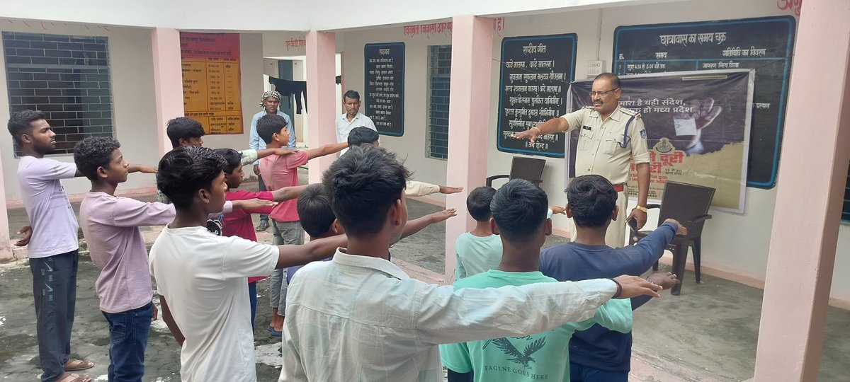 Umaria_SP's tweet image. "नशे से दूरी,है जरूरी" अभियान के तहत जागरूकता कार्यक्रम एवं हस्ताक्षर अभियान
#नशे_से_दूरी_है_जरूरी
#SayNoToDrugs
#nashamuktmp
@DGP_MP
@ianuragIPS
@MPPoliceDeptt
@mohdept