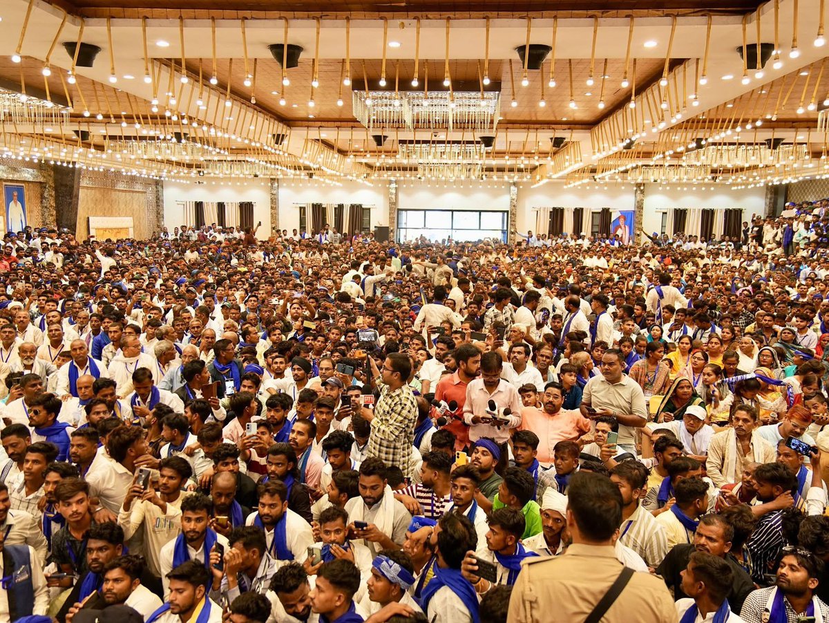 आज उत्तर प्रदेश के जिला बहराइच में आयोजित "अस्तित्व बचाओ–भाईचारा बनाओ" प्रबुद्ध जनसम्मेलन में अपनों के बीच अनेक महत्वपूर्ण विषयों पर विचार साझा किए।

<a href="/BhimArmyChief/">Chandra Shekhar Aazad</a>