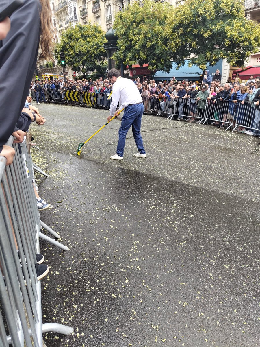 hugovalentin_'s tweet photo. @LeGruppetto Nettoyage de la chaussée dans la descente de Montmartre. 
Il a bien plu, la route est encore mouillée et glissante. 
Dans ce virage Lamarck/Caulaincourt, les coureurs vont arriver vite, attention aux chutes. https://t.co/apeVexWZQp
