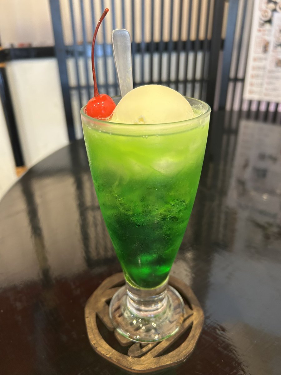 nmnm_nynyn's tweet image. 私今年人生初クリームソーダ飲んだんだけど、みてこのビジュアル可愛すぎないか