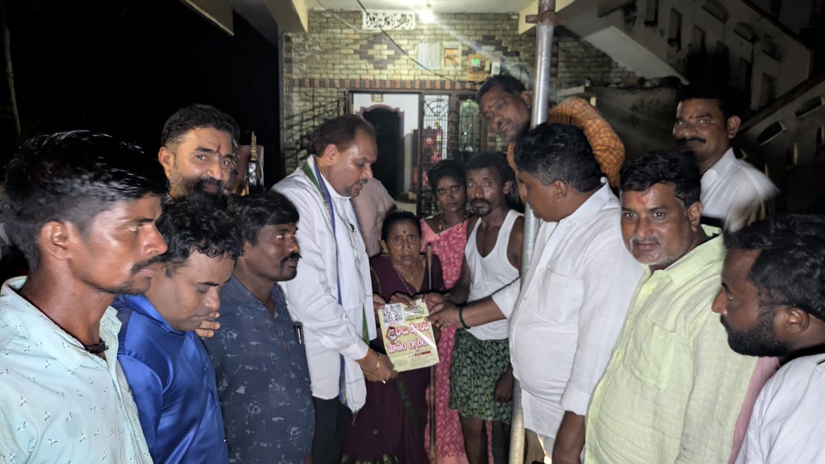 we_ysrcp's tweet photo. భీమిలి నియోజవర్గం,విజయరాంపురం గ్రామంలో “బాబు ష్యూరిటీ – మోసం గ్యారంటీ” కార్యక్రమంలో పాల్గొన్న భీమిలి నియోజకవర్గం సమన్వయకర్త చిన్న శ్రీను గారు

ఈరోజు భీమిలి మండలం, విజయరామపురం గ్రామంలో “బాబు ష్యూరిటీ – మోసం గ్యారంటీ” కార్యక్రమంలో పాల్గొన్న గౌరవ విజయనగరం జిల్లా జడ్పీ చైర్మన్,వైస్సార్సీపీ జిల్లా పార్టీ అధ్యక్షులు,భీమిలి నియోజకవర్గం సమన్వయకర్త మజ్జి శ్రీనివాసరావు(చిన్న శ్రీను)గారు

ఈ కార్యక్రమంలో ఎంపీపీ వాసు రాజుగారు,వైఎస్ఆర్సీపీ భీమిలి మండల పార్టీ అధ్యక్షులు గాడు శ్రీను గారు,వైస్ ఎంపీపీ బోని బంగారు నాయుడు గారు, గ్రామ సర్పంచ్ లచ్చు బుక్త జగదీశ్వరరావు గారు,ఎంపీటీసీలు,సర్పంచులు ఇతర ముఖ్య నాయకులు కార్యకర్తలు పాల్గొన్నారు.

#RecallingChandrababuManifesto #CBNFailedCM #AndhraPradesh 
#WeYSRCP