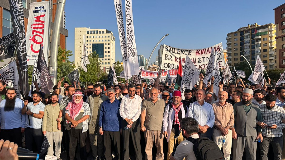 KokluDegisim's tweet image. "Gazze Ölüyor, Sözü Muhatabına Söylemeye Var Mısın" yürüyüşümüz başlamak üzere. Müslümanlar akın akın alana gelmeye devam ediyor.
#ZulmeDeğilHayraEngel
#GazzeİçinBenVarım