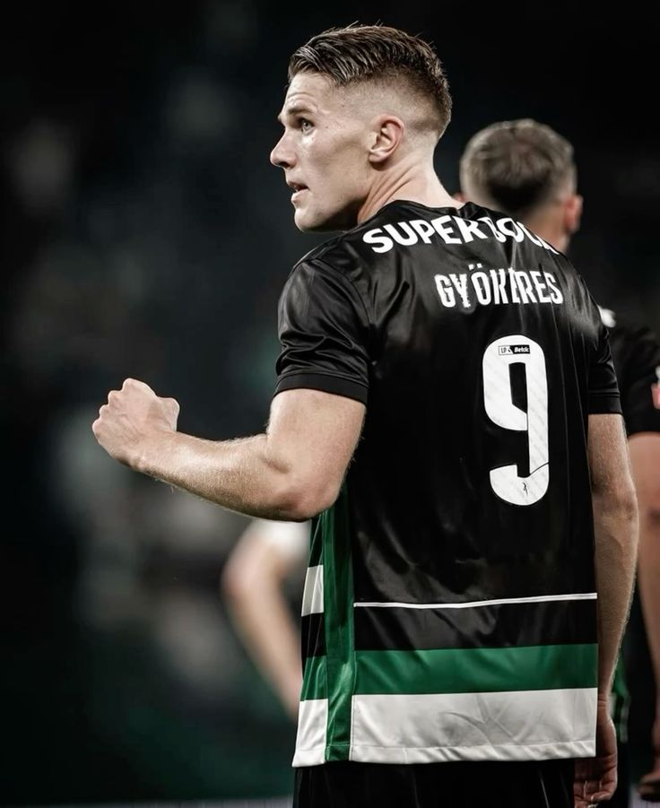 SportingLab1906's tweet image. A sério que as pessoas estão a "chorar" mais pela saída do Franco do que pela do Gyokeres? 🤦‍♂️

Podia ter saído pelo porta grande se não fosse o agente e o Varandas, obrigaram-no a forçar saída e a faltar treinos, arruinaram um final perfeito

Sempre deu tudo pelo Sporting 💚