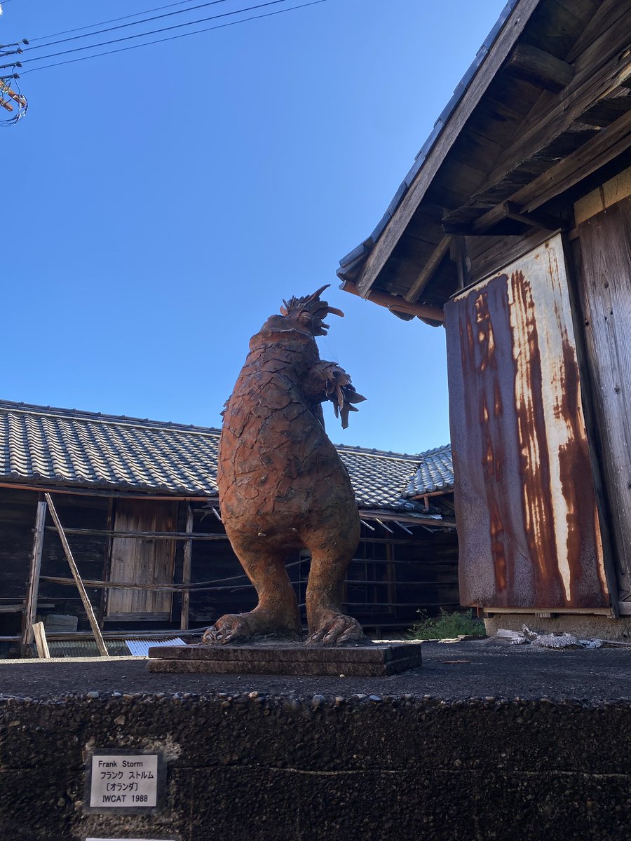 mooowu's tweet image. 常滑　その3
壺？がビオトープみたいになってたり、像にビビったり、お寺の手水舎が独特だったり。
散策はめちゃくちゃ楽しかったけど生活と観光場所が混同してるので、たまに張り紙があるように確かに民家に知らんひと入ってきたりして大変そう。
地図に出てるけどここ本当に道？てとこにドキドキした