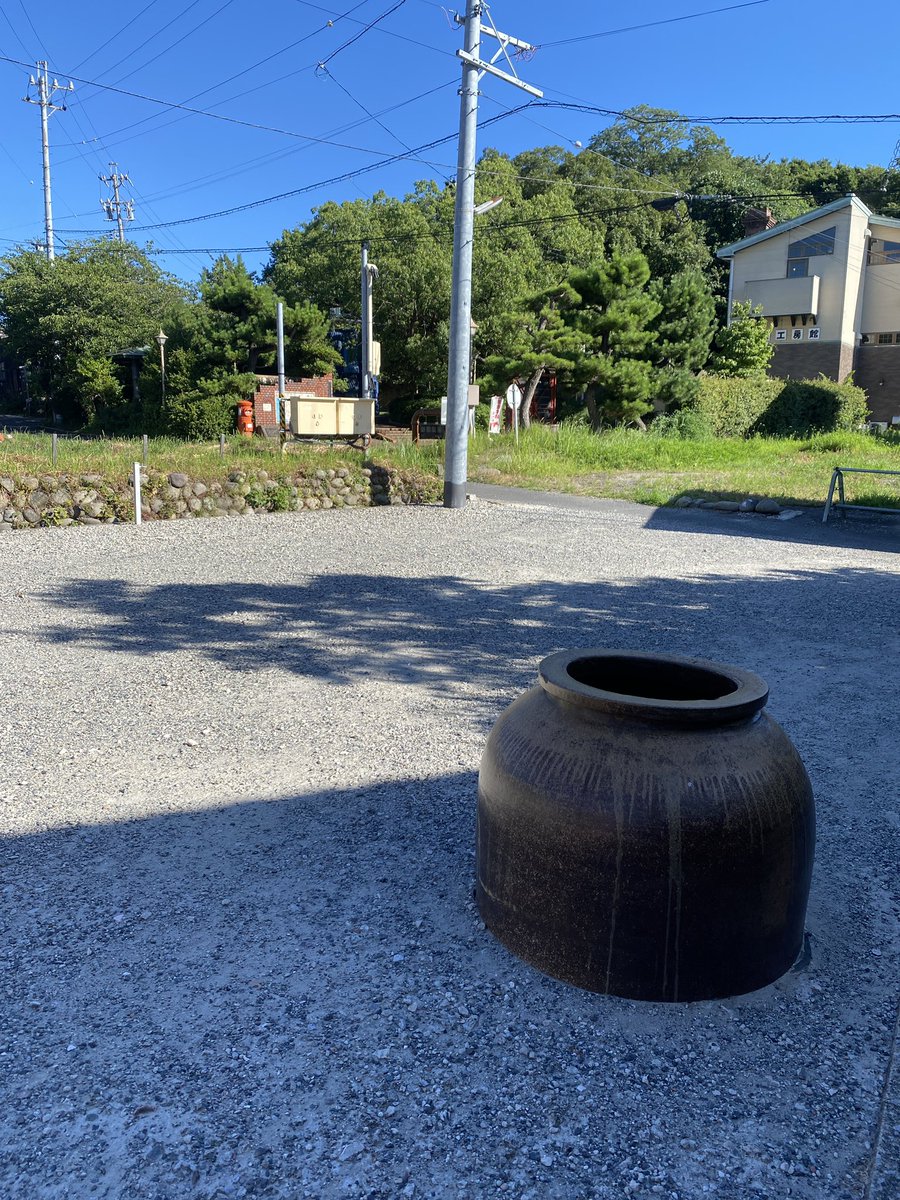 mooowu's tweet image. 常滑　その3
壺？がビオトープみたいになってたり、像にビビったり、お寺の手水舎が独特だったり。
散策はめちゃくちゃ楽しかったけど生活と観光場所が混同してるので、たまに張り紙があるように確かに民家に知らんひと入ってきたりして大変そう。
地図に出てるけどここ本当に道？てとこにドキドキした