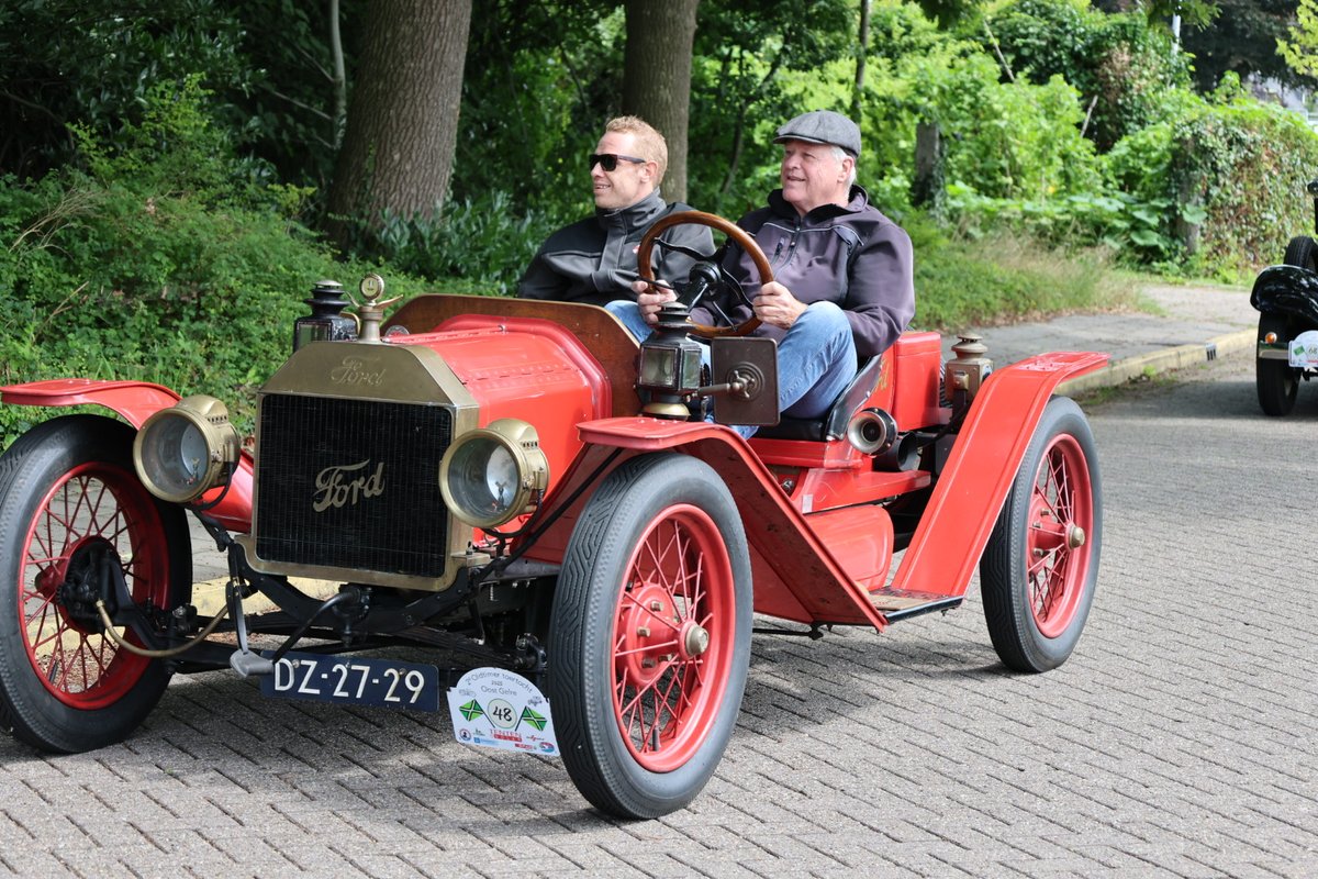 walpieter's tweet photo. Vandaag in Vorden een Oldtimer toertocht gezien van oude auto's en motoren. https://t.co/fmKNU4S9BG